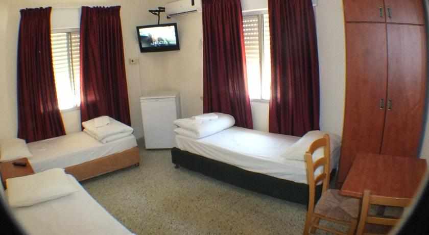 חדר מאובזר ל 3 נפשות במלון אמיגו